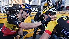 Wout van Aert (vlevo) s Christophem Laportem v cíli E3 Harelbeke.