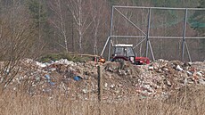 Na skládce u Vysokého mostu kon�í ro�n� tisíce tun odpadk� z Velkého Mezi�í�í a...