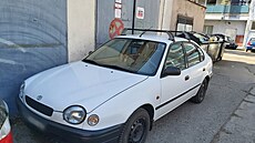 �patn� zaparkované auto uv�znilo servisního technika v budov� vým�níku.