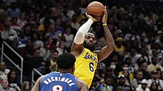LeBron James z Los Angeles Lakers stílí v utkání proti Washingtonu.