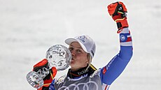Tessa Worleyová s křišťálovou trofejí pro vítězku hodnocení obřího slalomu ve...