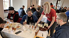 Osm desítek degustátorů ochutnávalo piva na soutěži minipivovarů Jarní cena...