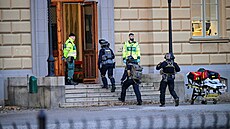 Na střední škole ve švédském Malmö útočník nožem zabil dvě ženy. (21. března...