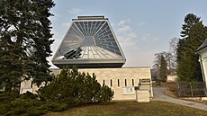 Smute�ní sí� na vsetínském h�bitov� ni�í voda, která zatéká vstupní terasou a...