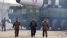 Letecký bomber a erné brýle. Kim ong-un jako akní hrdina. (24. bezna 2022)