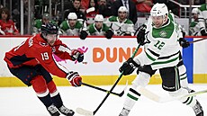 Radek Faksa (vpravo) z Dallasu se sna�í prosadit p�es Nicklase Backströma z...