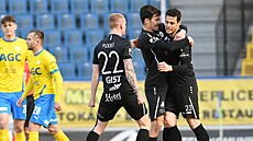 Fotbalisté Hradce Králové slaví gól v zápase sTeplicemi- Zleva Petr Kode,...