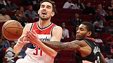 Tomá� Satoranský (vlevo) z Washingtonu atakovaný  Kevinem Porterem Jr. z...