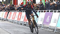 Ekvádorský cyklista Richard Carapaz projídí vítzn cílem 6. etap závodu Kolem...