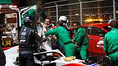 Mick Schumacher opoutl po nehod kokpit vozu Haas pi vdomí.