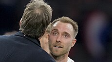Dánský fotbalista Christian Eriksen se po utkání s Nizozemskem objímá s...