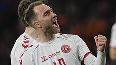 Dánský fotbalista Christian Eriksen se raduje z gólu v duelu s Nizozemskem.