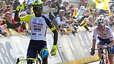 Eritrejský cyklista Biniam Girmay projí�dí ví�tezn� cílem klasiky Gent-Wevelgem.