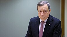 Italský premiér Mario Draghi stojí na summitu lídr Evropské unie (25. bezna...