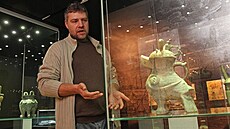 Kurátor David Majer na výstav� Ostravského muzea v�nované starov�ké �ín�.