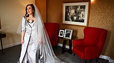 Stella Morisová pózuje pro fotografy ve svatebních atech od návrháky Vivienne...