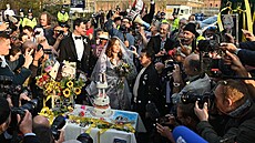 Stella Morisová, manelka zakladatele WikiLeaks Juliana Assange krájí svatební...