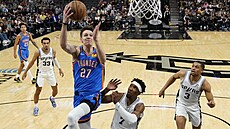 Vít Krej�í (27) z Oklahoma City Thunder doná�í mí� do ko�e, zblízka ho sleduje...