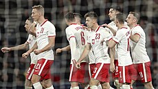 Pol�tí fotbalisté slaví gól proti Skotsku.