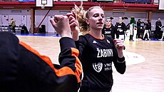 Petra Záplatová ze Žabin Brno se zdraví s rozhodčími.