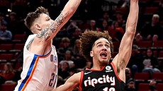 C. J. Elleby (vpravo) z Portland Trail Blazers zakon�uje na ko� Oklahoma City...