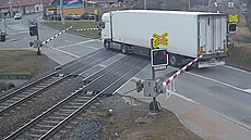 �idi� kamionu necht�l �ekat a vjel na p�ejezd, kdy� �ly dol� závory.