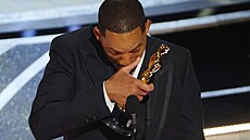 Dojatý Will Smith přebírá Oscara za výkon ve filmu Král Richard: Zrození...