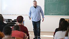 Spisovatel Franti�ek Kotleta, vlastním jménem Leo� Ky�a, besedoval se studenty...
