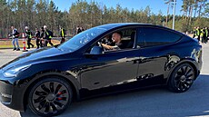 Jeden z prvních zákazník v novém model Y vyjídí ze závodu automobilky Tesla v...