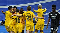 Fotbalisté Barcelony se radují z gólu Pierre-Emericka Aubameyanga v El Clásiku...