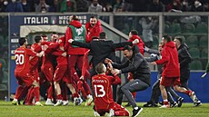 Fotbalisté Severní Makedonie v postupové euforii po neekané výhe nad Itálií.