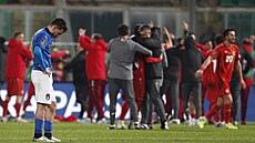 Alessandro Florenzi z Itálie smutní, za ním k�ep�í fotbalisté Severní Makedonie.