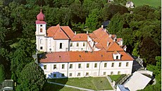 Barokní zámek Loučeň je chráněnou kulturní památkou. Zámek od roku 2000 vlastní...