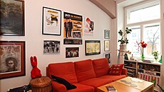 Plakát� a obraz� je plný byt, um�ní na vás dýchne na ka�dém kroku.