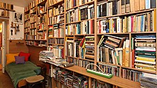 Nejvíc místa v byt� jednozna�n� zabírá obrovská knihovna.