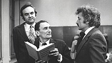 Zden�k Sv�rák, Václav Lohniský a Ladislav Smoljak ve filmu Mare�ku, podejte mi...