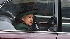 Královna Albta II. pi píjezdu do Westminsterského opatství na bohoslubu za...