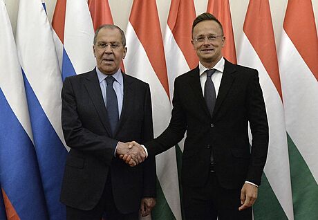 Ruský ministr zahranií Sergej Lavrov (vlevo) a jeho maarský protjek Péter...