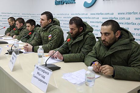 Ukrajinská tisková konference se zajatými ruskými vojáky. (19. bezna 2022)