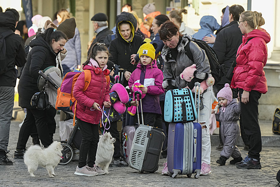 Ukrajintí uteenci s dtmi na elezniní stanici v polské Pemyli (25. bezna...