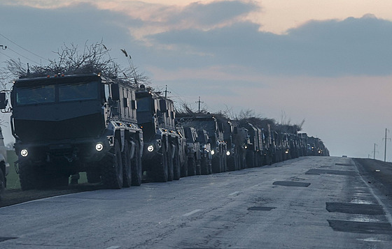 Ruský vojenský konvoj míí smrem k Donbasu. Podle analytik pouívají Rusové...
