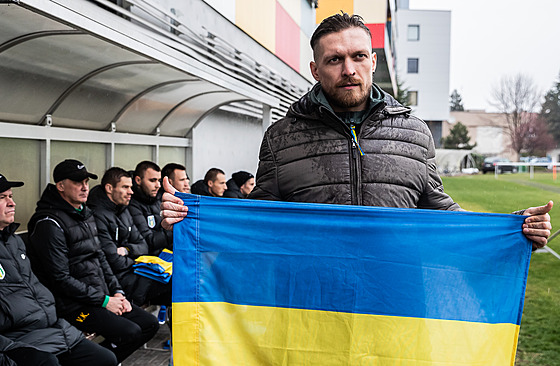 Zápas ukrajinských fotbalistů podpořil boxer Oleksandr Usyk. (30. 3. 2022)
