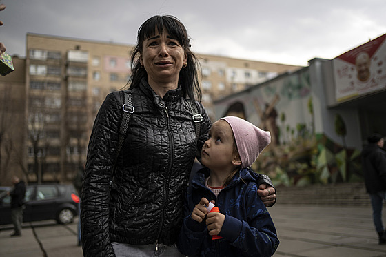 Plaící ena se svou dcerou poskytuje rozhovor skupince noviná ve mst...