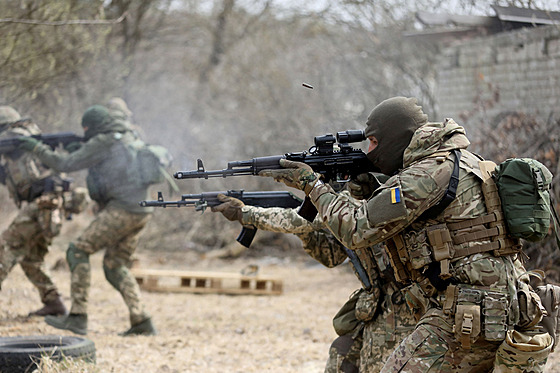 Ukrajintí vojáci 103. samostatné brigády teritoriální obrany ozbrojených pi...