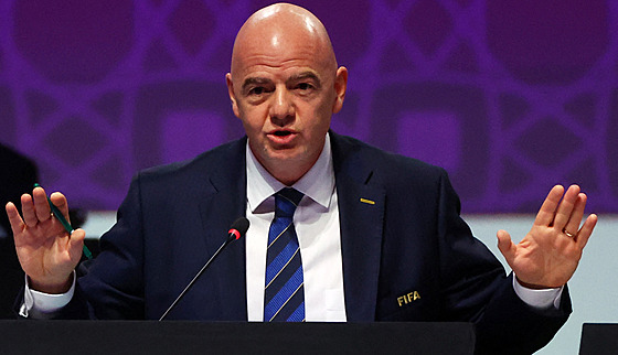 Předseda Mezinárodní fotbalové federace (FIFA) Gianni Infantino mluví v Dauhá k...