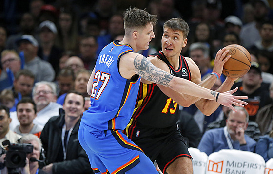 Vít Krejí z Oklahoma City Thunder brání Bogdana Bogdanovie z Atlanta Hawks.