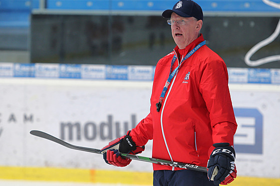 Trenér eské hokejové reprezentace Kari Jalonen.vede trénink.