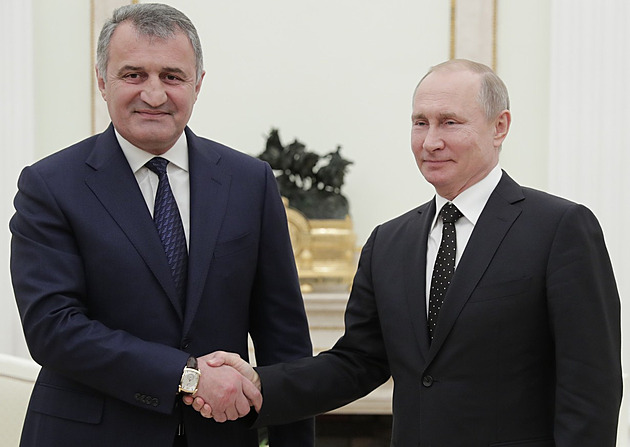 Chceme se připojit k Rusku, řekl vůdce Jižní Osetie. Region vypíše referendum