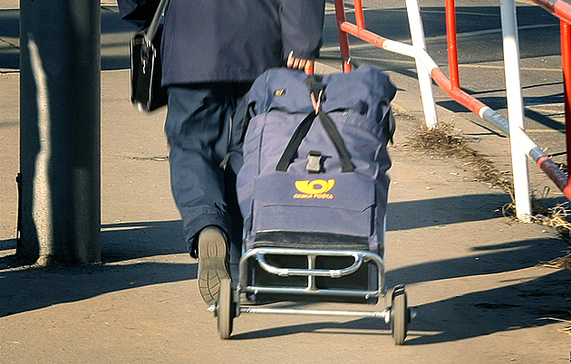 Lidé v Aši dál hledají dopisy, nepomohlo ani sto stížností na Českou poštu