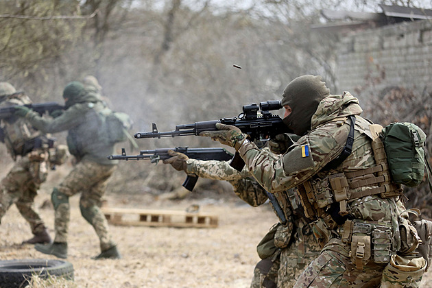 USA už Ukrajině dodaly stovky dronů a tisíce raket. Vojáky i cvičí